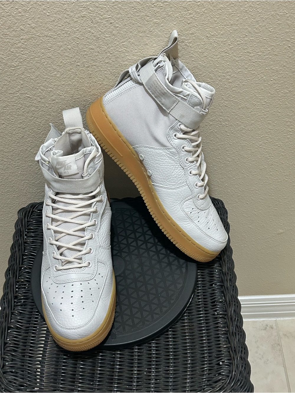 Size 12 Women’s Nike SF Nike Air Force 1 Mid Vast Grey AA3966-005